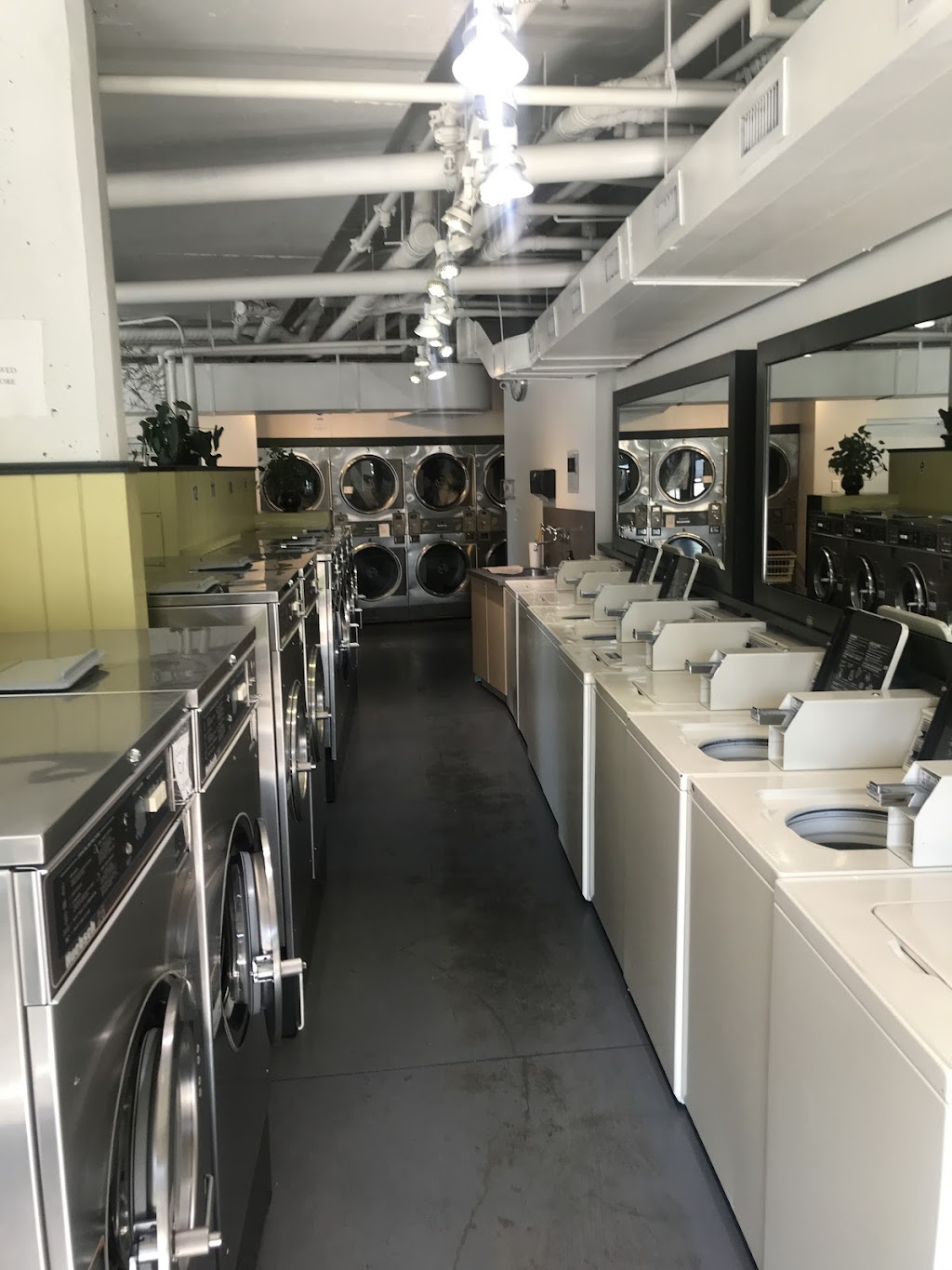 Oaksville Laundromat | 3099 Oak St, Vancouver, BC V6H 2K8, Canada | Phone: (604) 734-9274