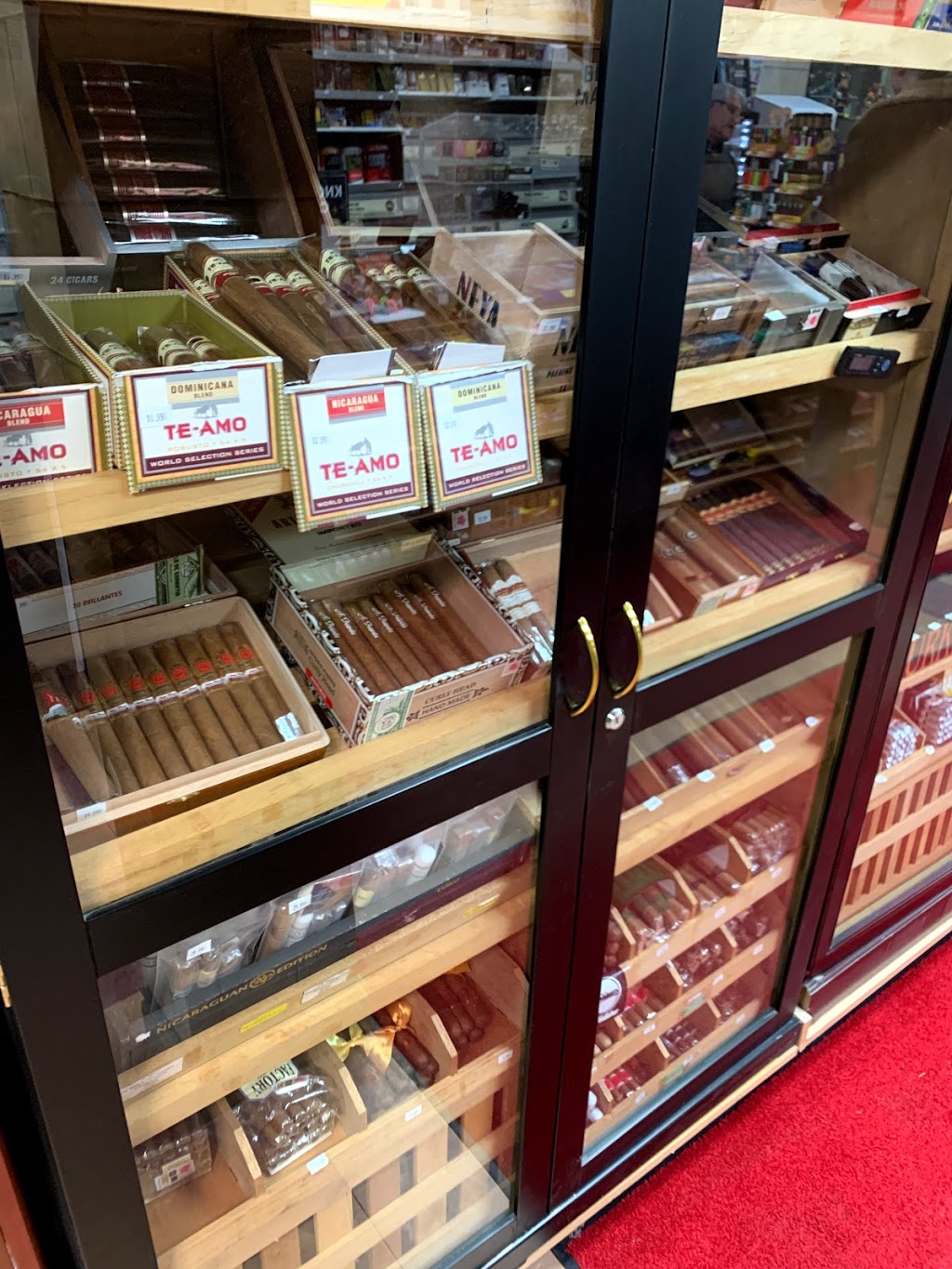 Lalys Smoke Shop | 1005 Fennell Ave E, Hamilton, ON L8T 1R1, Canada | Phone: (905) 388-9705