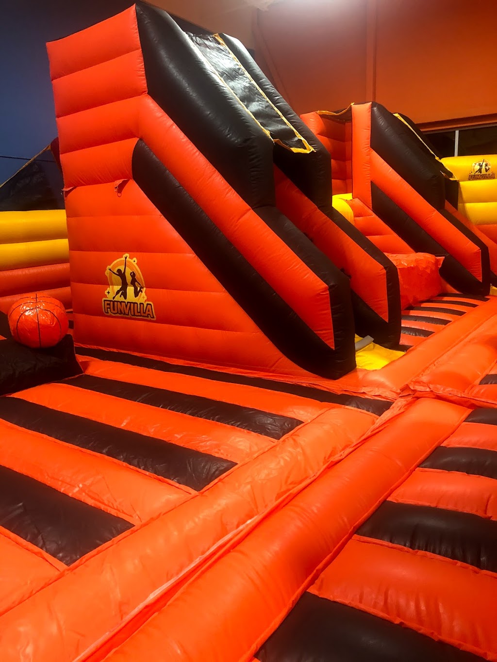 Funvilla Barrie | 312 King St, Barrie, ON L4N 6L2, Canada | Phone: (705) 252-5454
