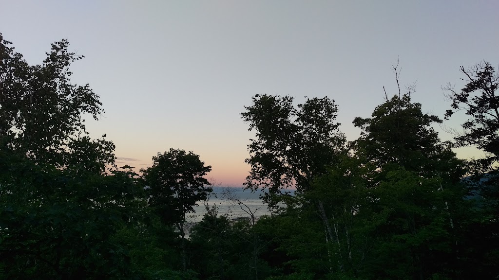 Domaine de la falaise - Bureau des ventes | 33 Chem. du Trait-Carré, Petite-Rivière-Saint-François, QC G0A 2L0, Canada | Phone: (877) 383-2405