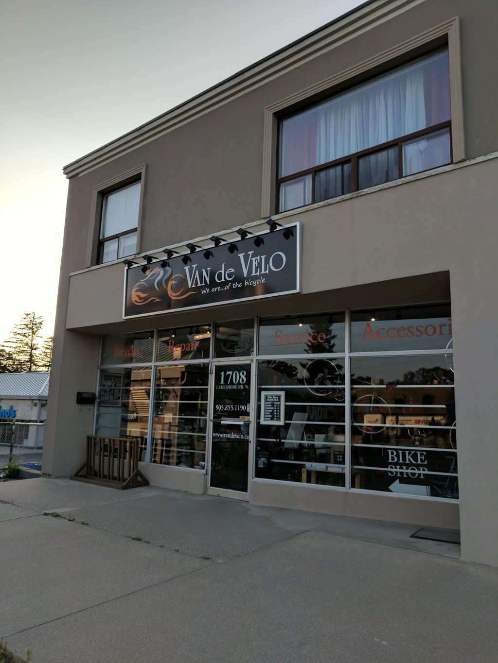 Van de Velo | 1708 Lakeshore Rd W, Mississauga, ON L5J 1J5, Canada | Phone: (905) 855-1190