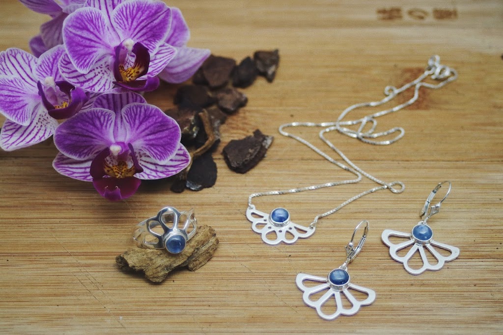 Atelier-boutique La brise du lac - Knowlton | 465 Rue de Bondville, Knowlton, QC J0E 1V0, Canada | Phone: (514) 242-3599