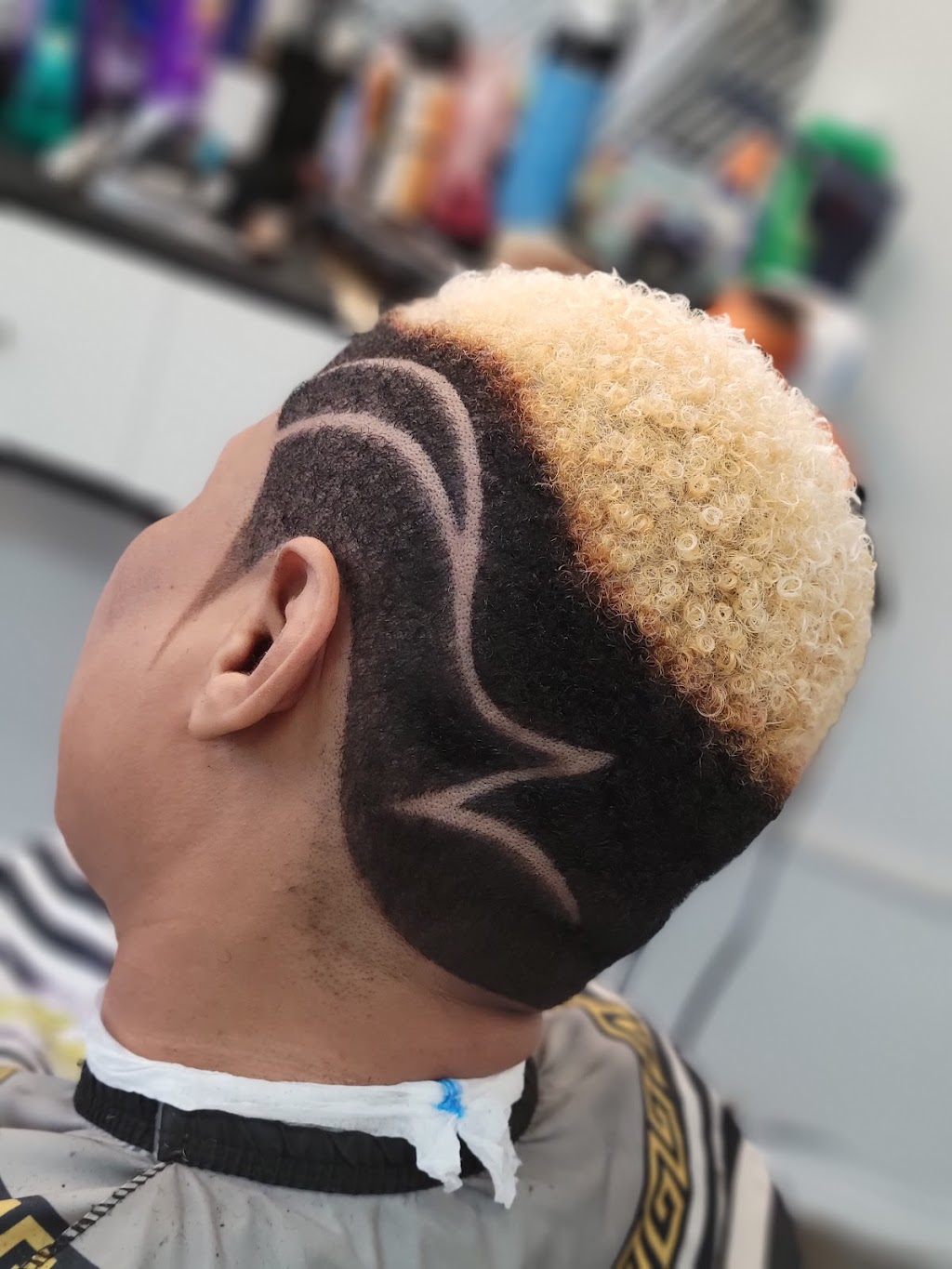 Wow Barber Shop | 75 Montréal Rd, Vanier, ON K1L 6E8, Canada | Phone: (613) 749-8097