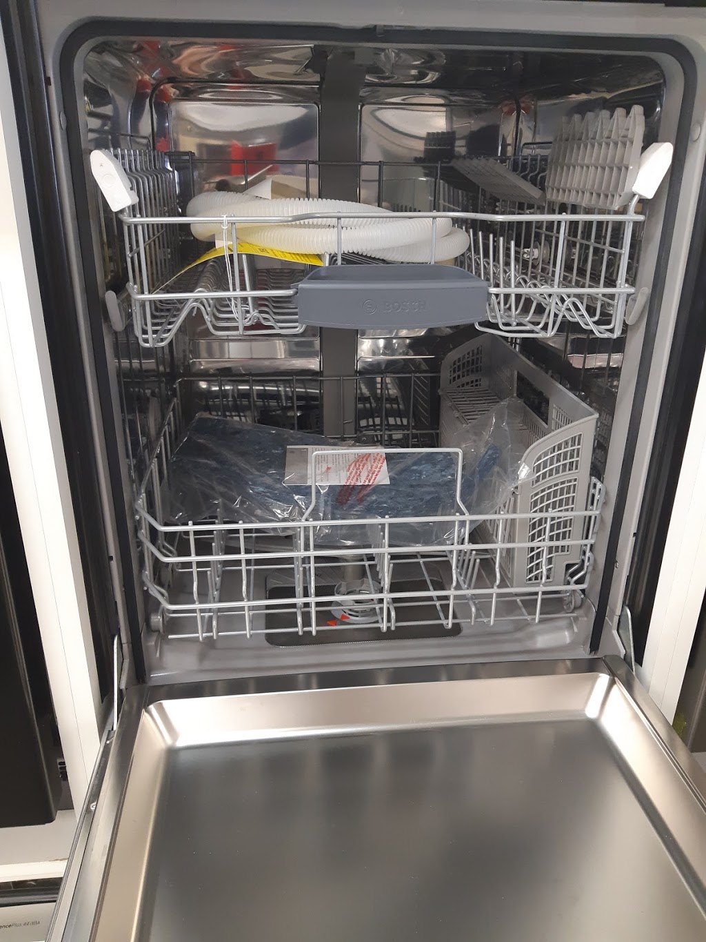 Peterborough Appliances Sales & Service | 2849 Lakefield Rd, Peterborough, ON K9J 6X5, Canada | Phone: (705) 748-9781