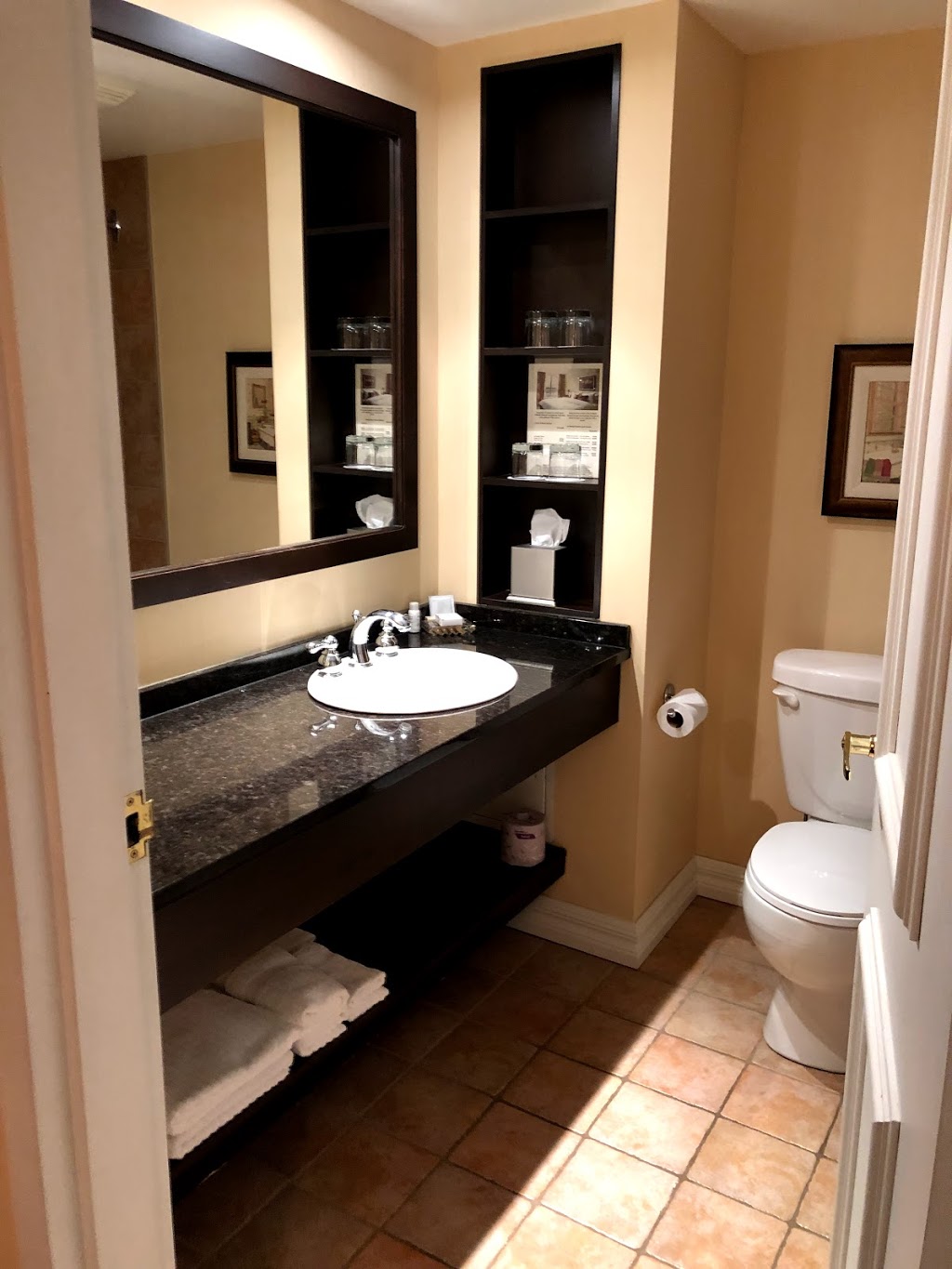 Le St-Martin Bromont Hôtel & Suites | 111 Boul. du Carrefour, Bromont, QC J2L 3L1, Canada | Phone: (866) 355-0044