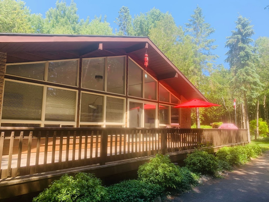 Evergreen Chalet | 66 Harpur Dr, Tobermory, ON N0H 2R0, Canada | Phone: (437) 238-3984
