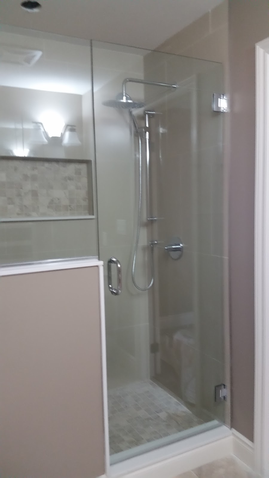 Urban Glass & Door | 357 Croft Dr, Windsor, ON N8N 2L9, Canada | Phone: (519) 735-0093