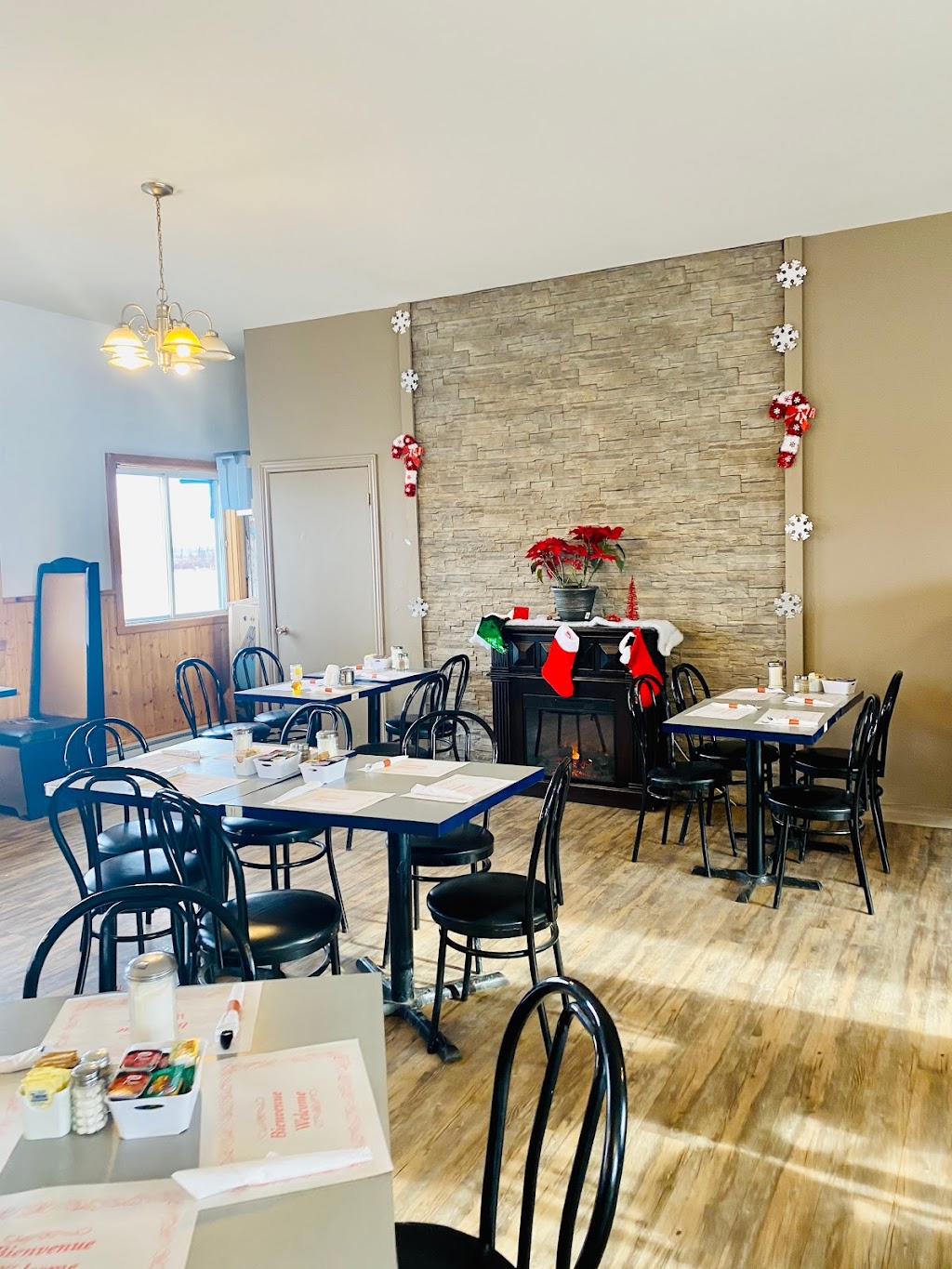 SunnySide Diner | QC-132, Kahnawake, QC J0L 1B0, Canada | Phone: (450) 635-7983