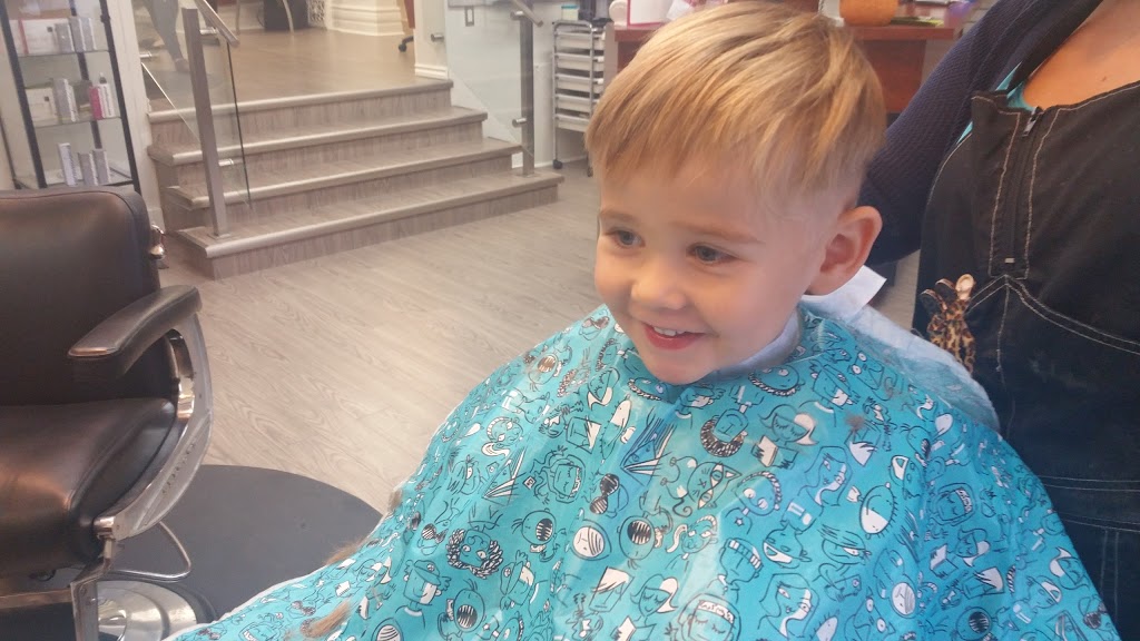 Scizzorhands Salon & Spa | 322 Wharncliffe Rd N, London, ON N6G 1E3, Canada | Phone: (519) 432-9255