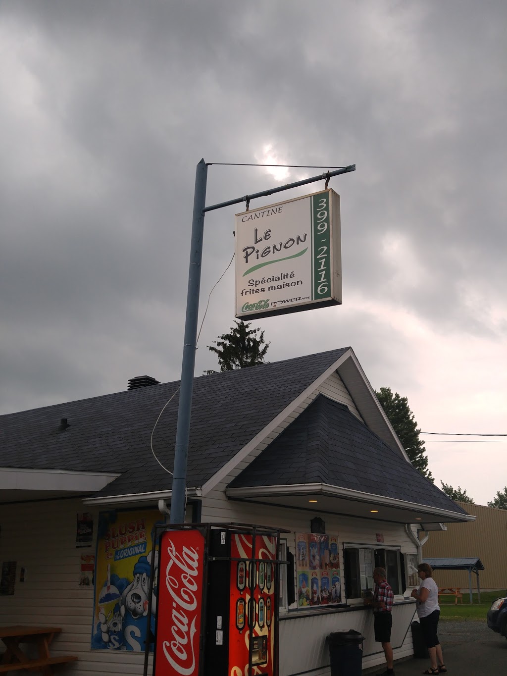 Cantine Le Pignon | 103 Rue Béliveau, Saint-Léonard-dAston, QC J0C 1M0, Canada | Phone: (819) 399-2116