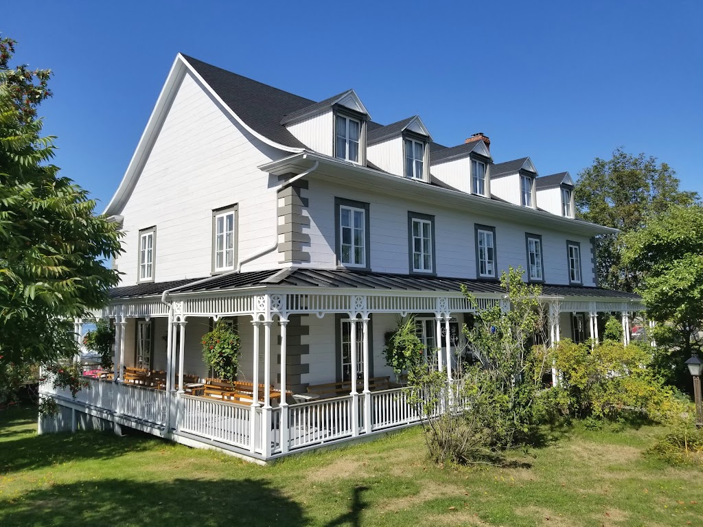 Ancien Presbytère catholique Saint-Louis de Kamouraska | Presbytère de Kamouraska, 76 Av. Morel, Kamouraska, QC G0L 1M0, Canada | Phone: (418) 492-2140