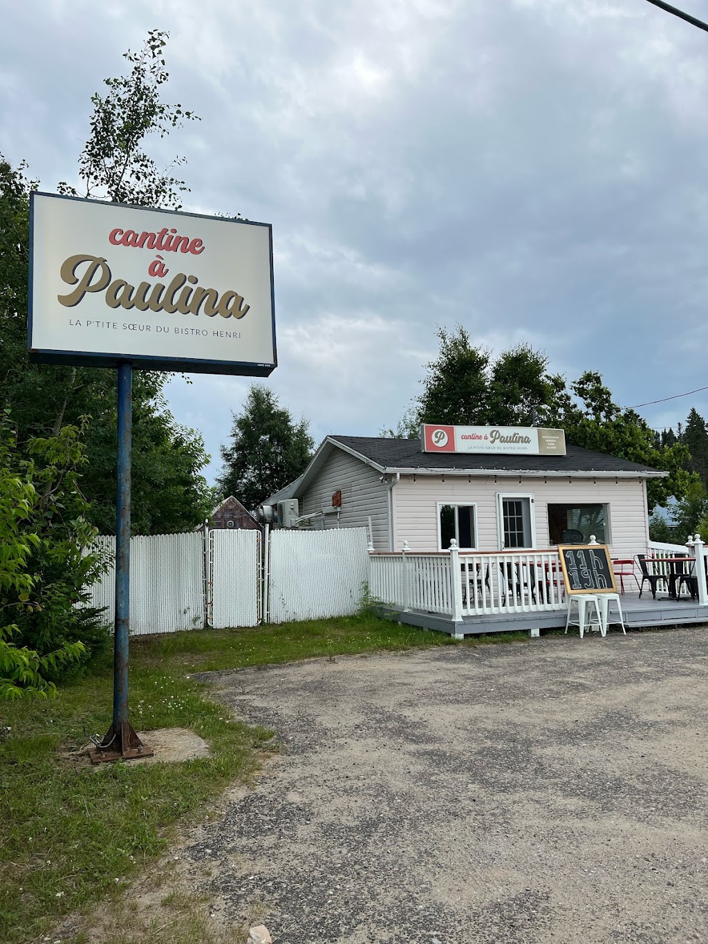 Cantine à Paulina | 505A Rue du Boisé, Grandes-Bergeronnes, QC G0T 1G0, Canada | Phone: (418) 232-6666