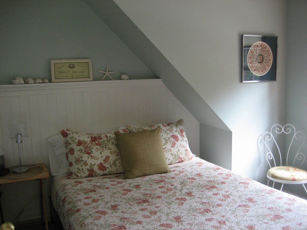 Cedarside Coach House | 3768 Beach Ave, Roberts Creek, BC V0N 2W2, Canada | Phone: (604) 885-7683