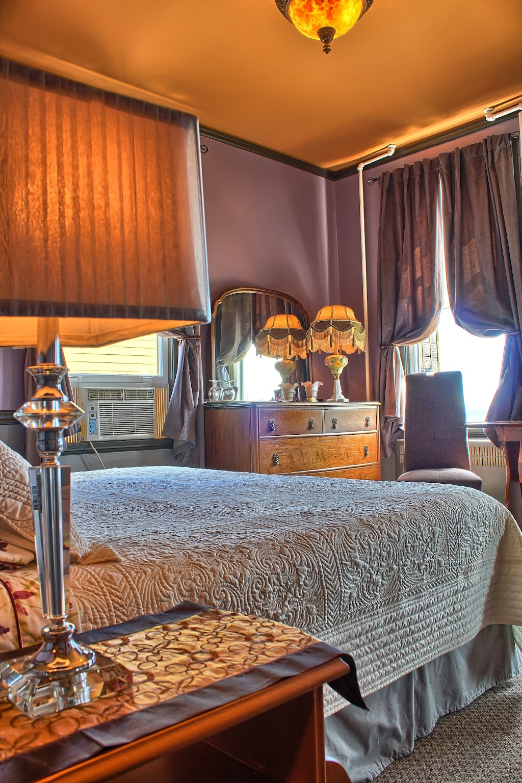 The Old Courthouse Inn | 6243 Walnut St, Powell River, BC V8A 4K4, Canada | Phone: (877) 483-4777