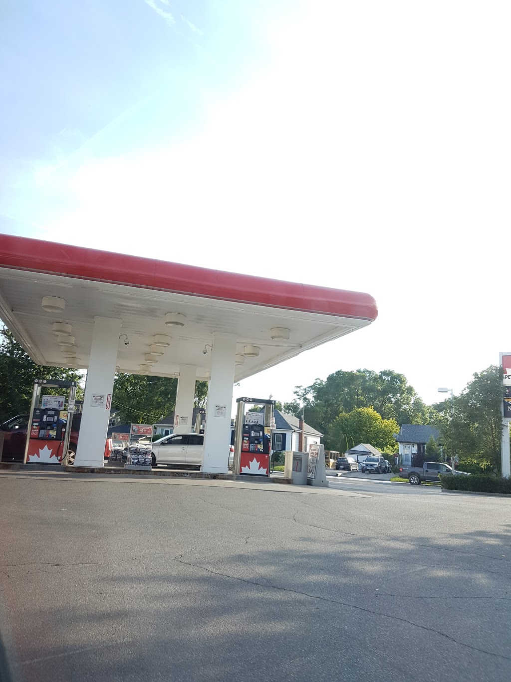 Petro-Canada | 32 Cootes Dr, Dundas, ON L9H 1B3, Canada | Phone: (905) 627-5966