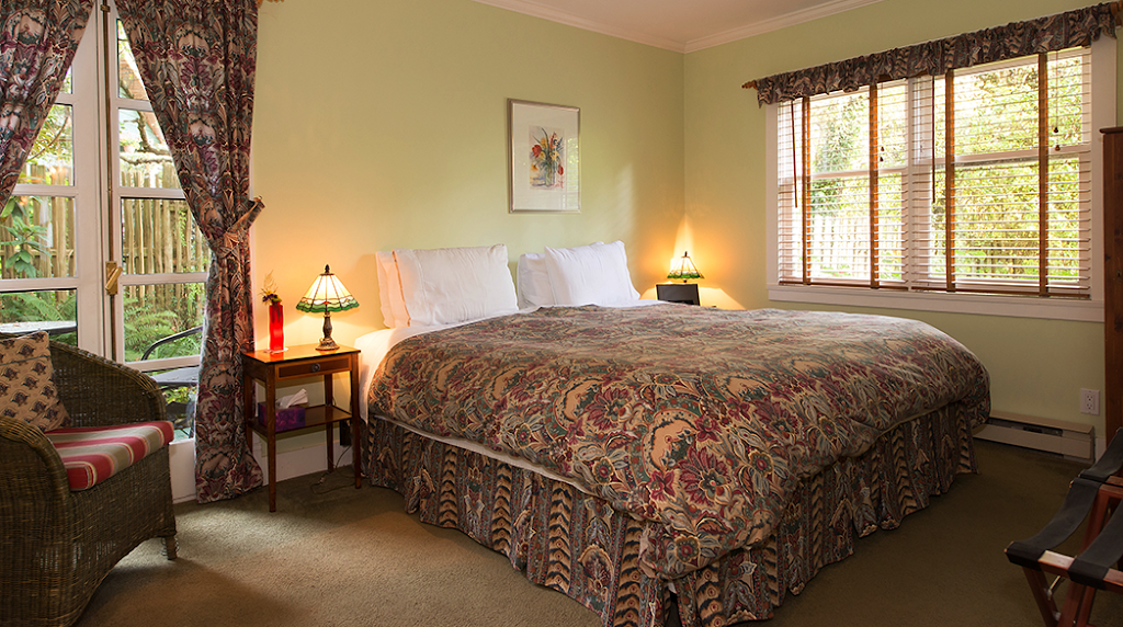 The Lodge at the Old Dorm | 460 Melmore Rd, Bowen Island, BC V0N 1G1, Canada | Phone: (604) 947-0947