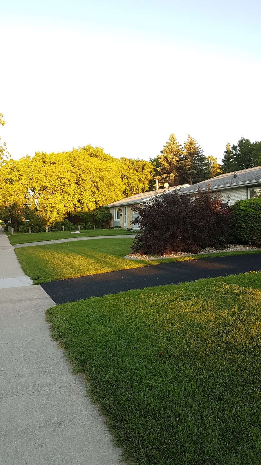 Evenlea Walk Park | Winnipeg, MB R2G 2G6, Canada | Phone: 1204311