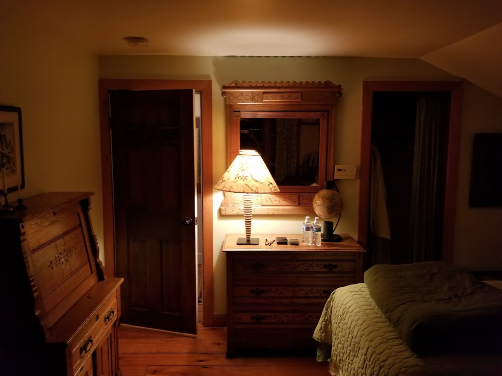 Chestnut Hill Guest House | 6405 Ward Rd, Orchard Park, NY 14127, USA | Phone: (716) 464-0642