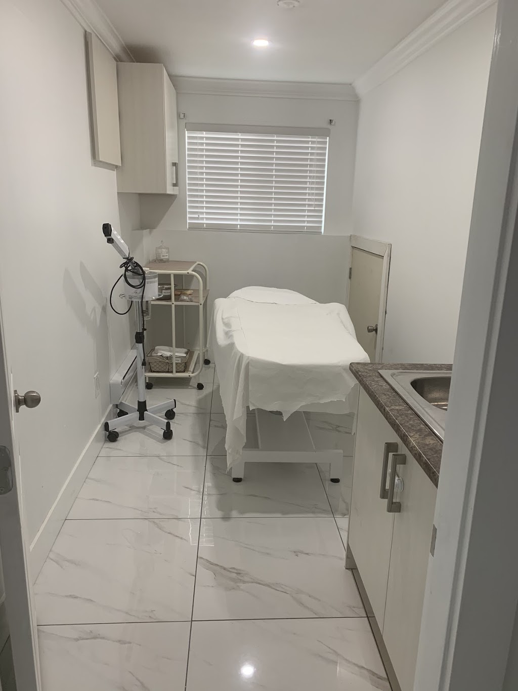 Sakhi beauty salon | 3244 Clearbrook Rd, Abbotsford, BC V2T 4N7, Canada | Phone: (778) 989-8600