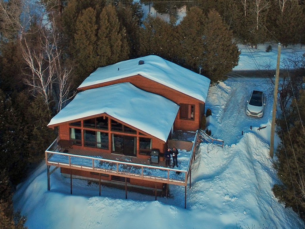Le Chalet du Breton | 406 Chemin du Cap aux Rets, Baie-Saint-Paul, QC G3Z 1B9, Canada | Phone: (418) 760-8596