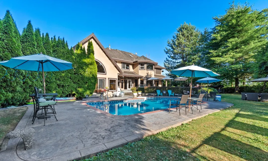 Dainty Holiday (堂庭假日） | 14567 Charlier Rd, Pitt Meadows, BC V3Y 2T8, Canada | Phone: (778) 889-7699