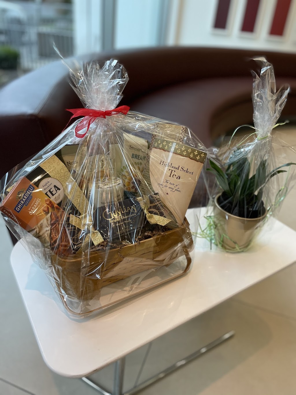 Butzi Gift Baskets Toronto | 1 Dundas St W Unit 2500, Toronto, ON M5G 1Z3, Canada | Phone: (647) 614-5533
