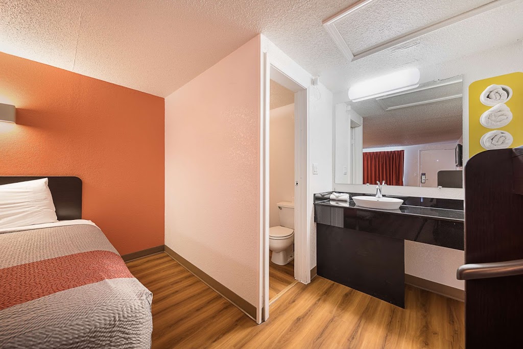 Motel 6 Hamburg NY | 5245 Camp Rd, Hamburg, NY 14075, USA | Phone: (716) 648-2000