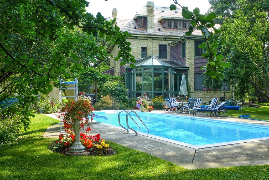Beechmount Bed and Breakfast | 134 W Gate, Winnipeg, MB R3C 2E1, Canada | Phone: (866) 797-0905