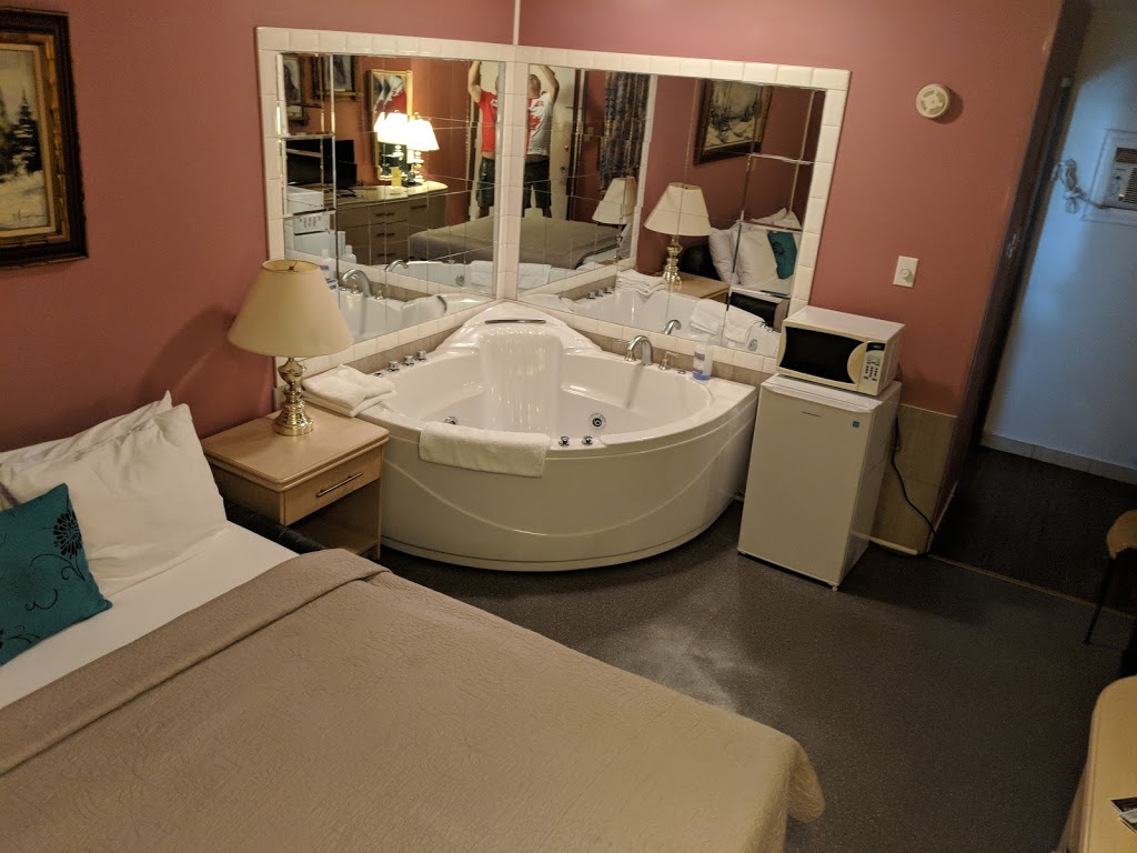 Ritz Inn | 5630 Dunn St, Niagara Falls, ON L2G 2N7, Canada | Phone: (905) 356-4490