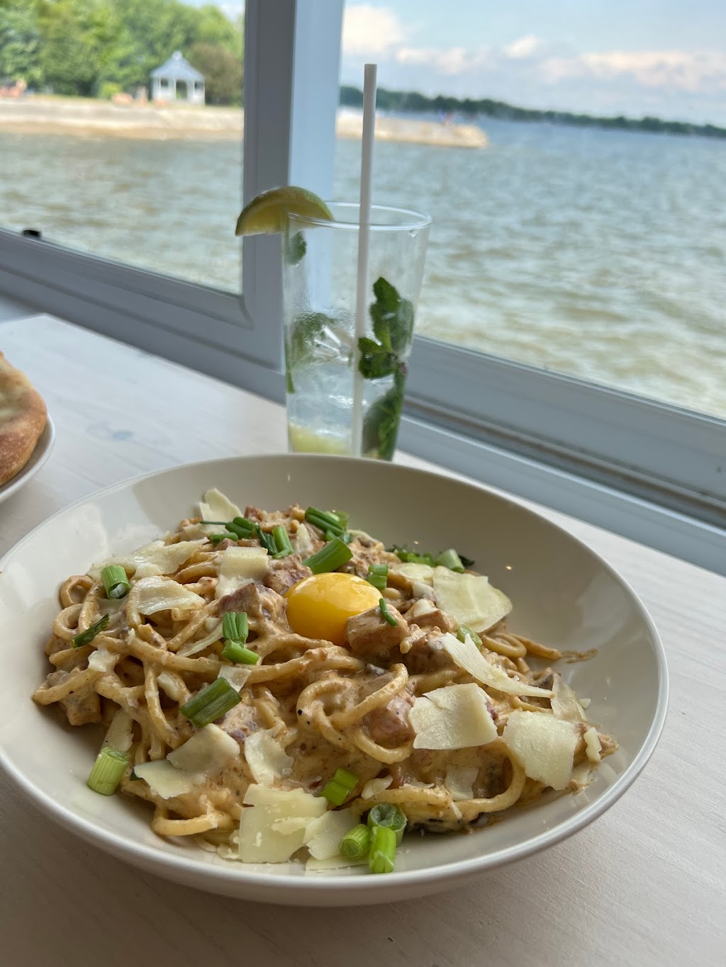 Le Sandbar | 260 Avenue de Venise O, Venise-en-Québec, QC J0J 2K0, Canada | Phone: (450) 529-0355