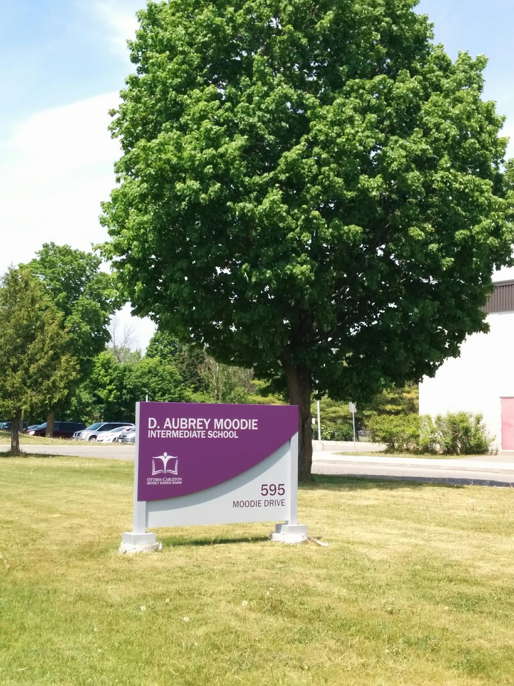 D. A. Moodie Intermediate School | 595 Moodie Dr, Nepean, ON K2H 8A8, Canada | Phone: (613) 829-4081