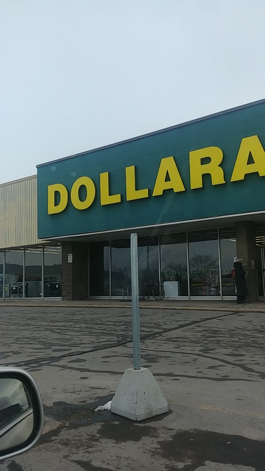 Dollarama 174 boul SaintJoseph, Carrefour Johannaes, SaintJeansur