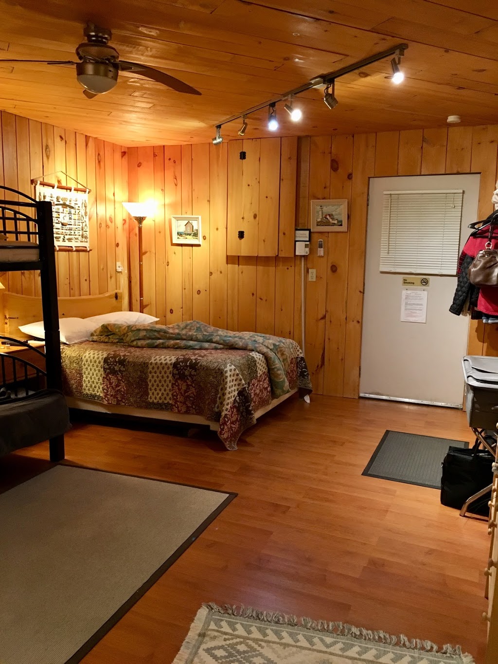 The Highlands Motel and Lodge | 15102 ON-35, Minden, ON K0M 2K0, Canada | Phone: (705) 489-3111