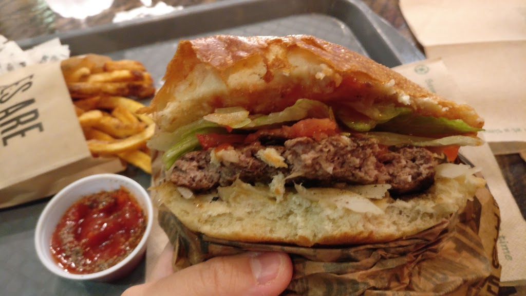 Big Smoke Burger | 300 Taylor Rd, Niagara-on-the-Lake, ON L0S 1J0, Canada | Phone: (905) 685-1000