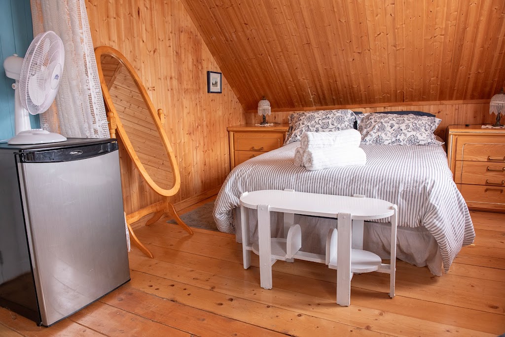 Le Bed & Café Petit Papillon | 56 Rue Principale, Grandes-Bergeronnes, QC G0T 1G0, Canada | Phone: (438) 887-1272