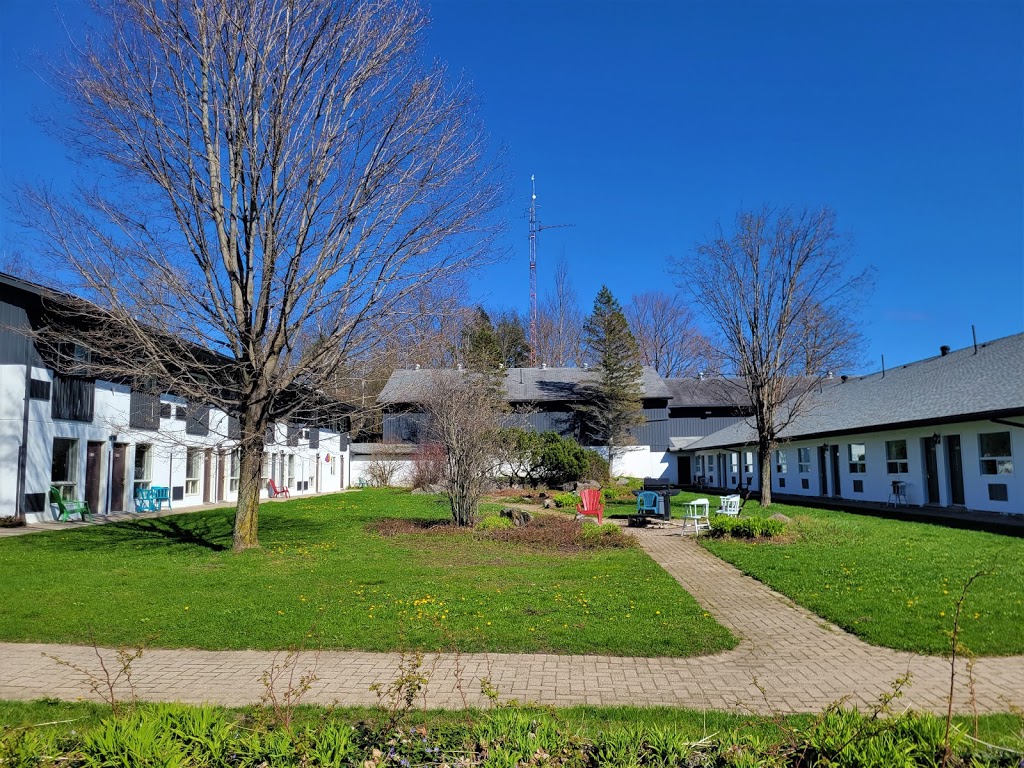 Jolly Roger Inn & Resort | 2 J.R. Ln, Parry Sound, ON P2A 2W8, Canada | Phone: (705) 241-8658