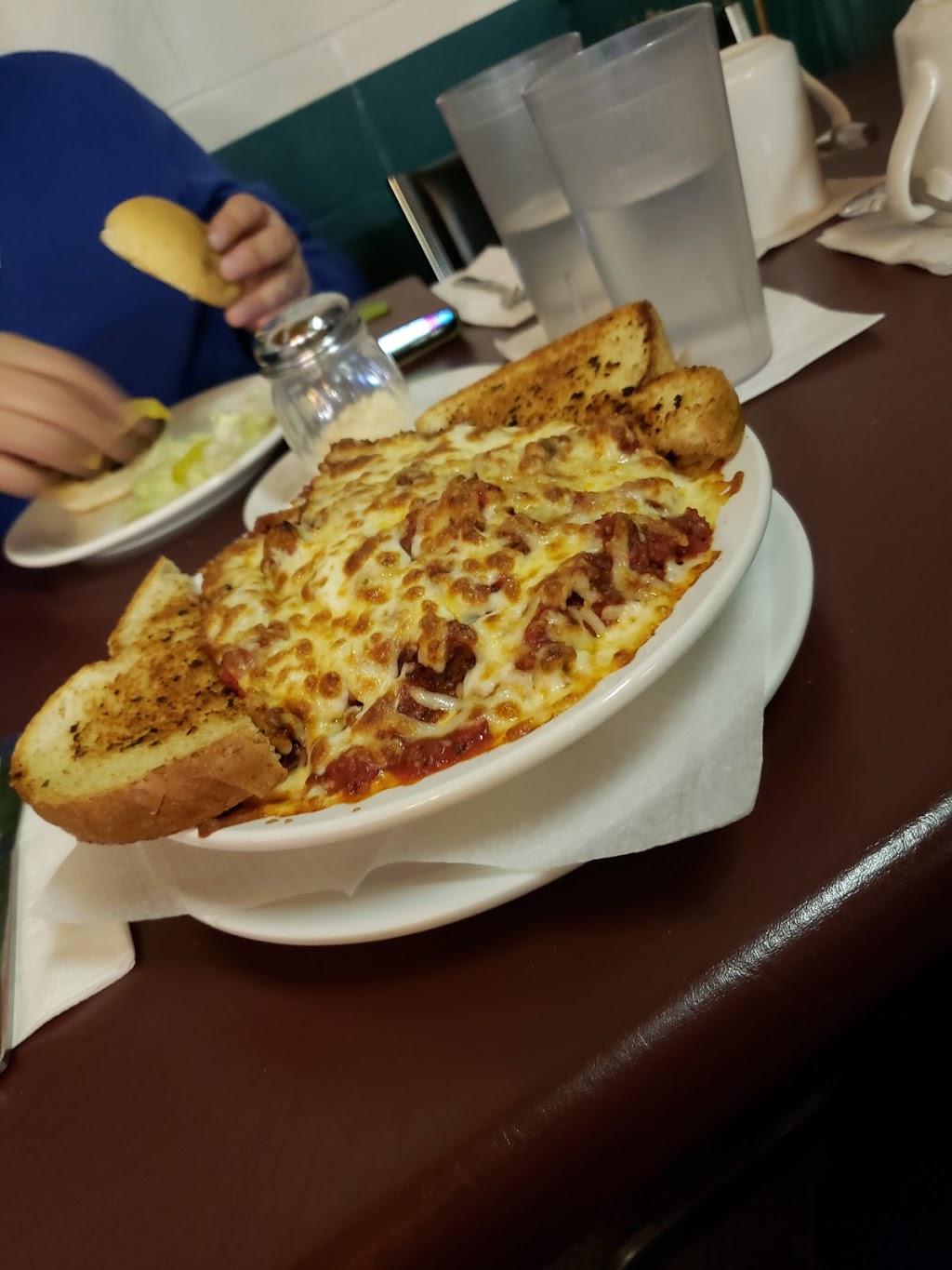 Robins Nest Cafe | 331 Railway Ave E, Vanscoy, SK S0L 3J0, Canada | Phone: (306) 931-6996