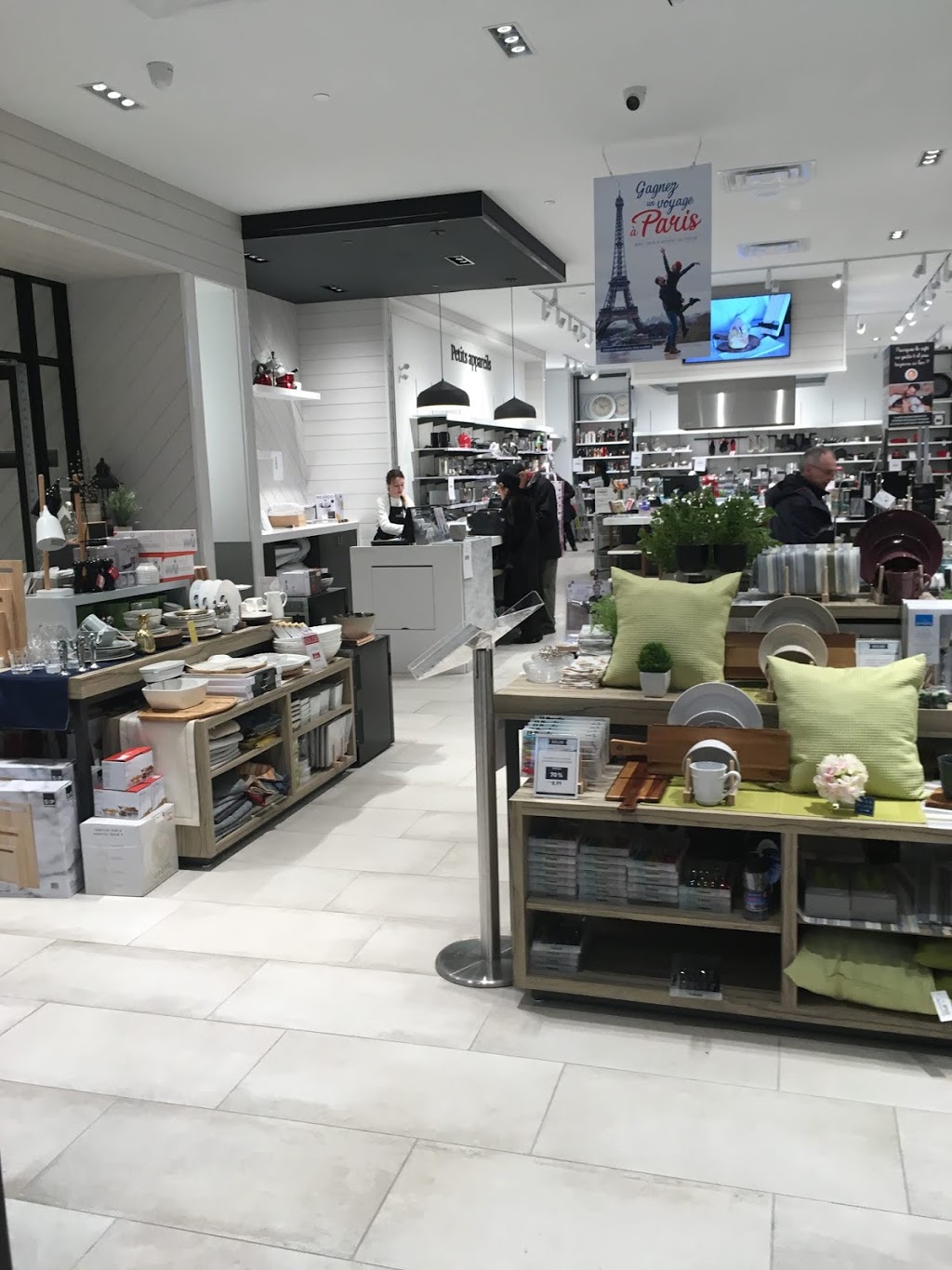 Linen Chest | 2305 Chemin Rockland, Mont-Royal, QC H3P 3E9, Canada | Phone: (514) 341-7810