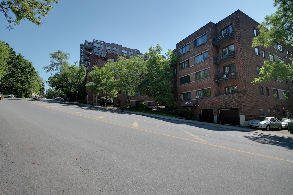 Le Crestwood | 3555 Av. Atwater, Montréal, QC H3H 1Y3, Canada | Phone: (514) 704-6884