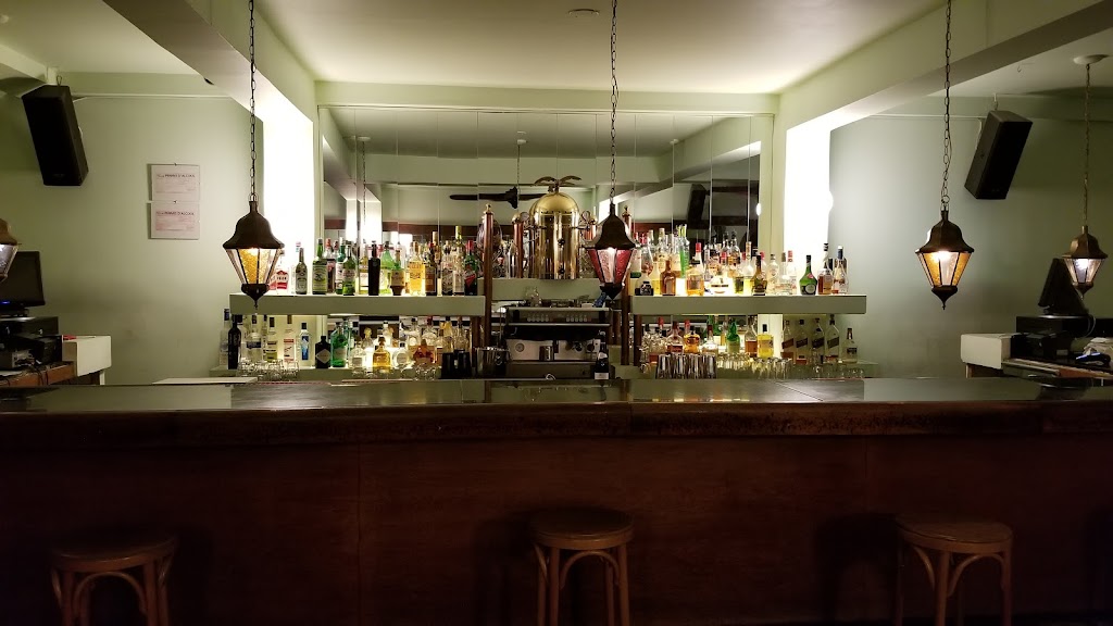 Hotel Emerald | 5295 Av du Parc, Montréal, QC H2V 4G9, Canada | Phone: (514) 272-9779
