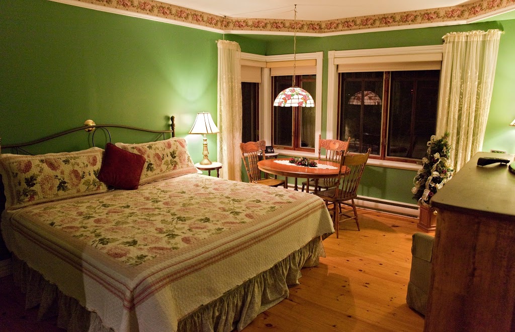 Auberge La Goéliche | 22 Rue du Quai, Sainte-Pétronille, QC G0A 4C0, Canada | Phone: (418) 828-2248
