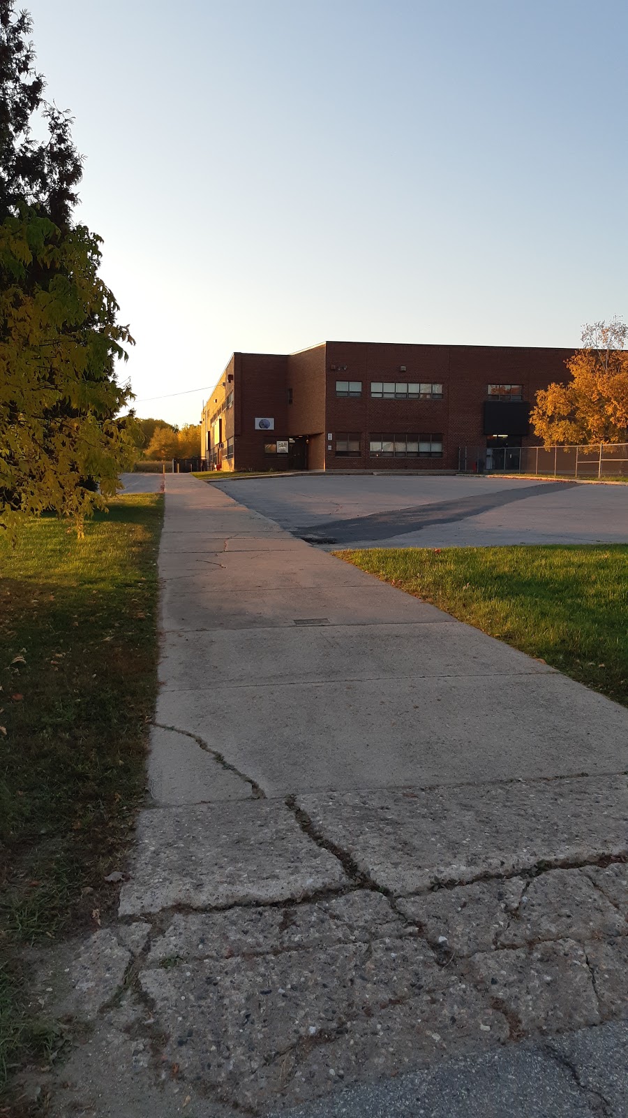 St. Johns Elementary School | 10 Rue Leslie, Campbells Bay, QC J0X 1K0, Canada | Phone: (819) 648-2149