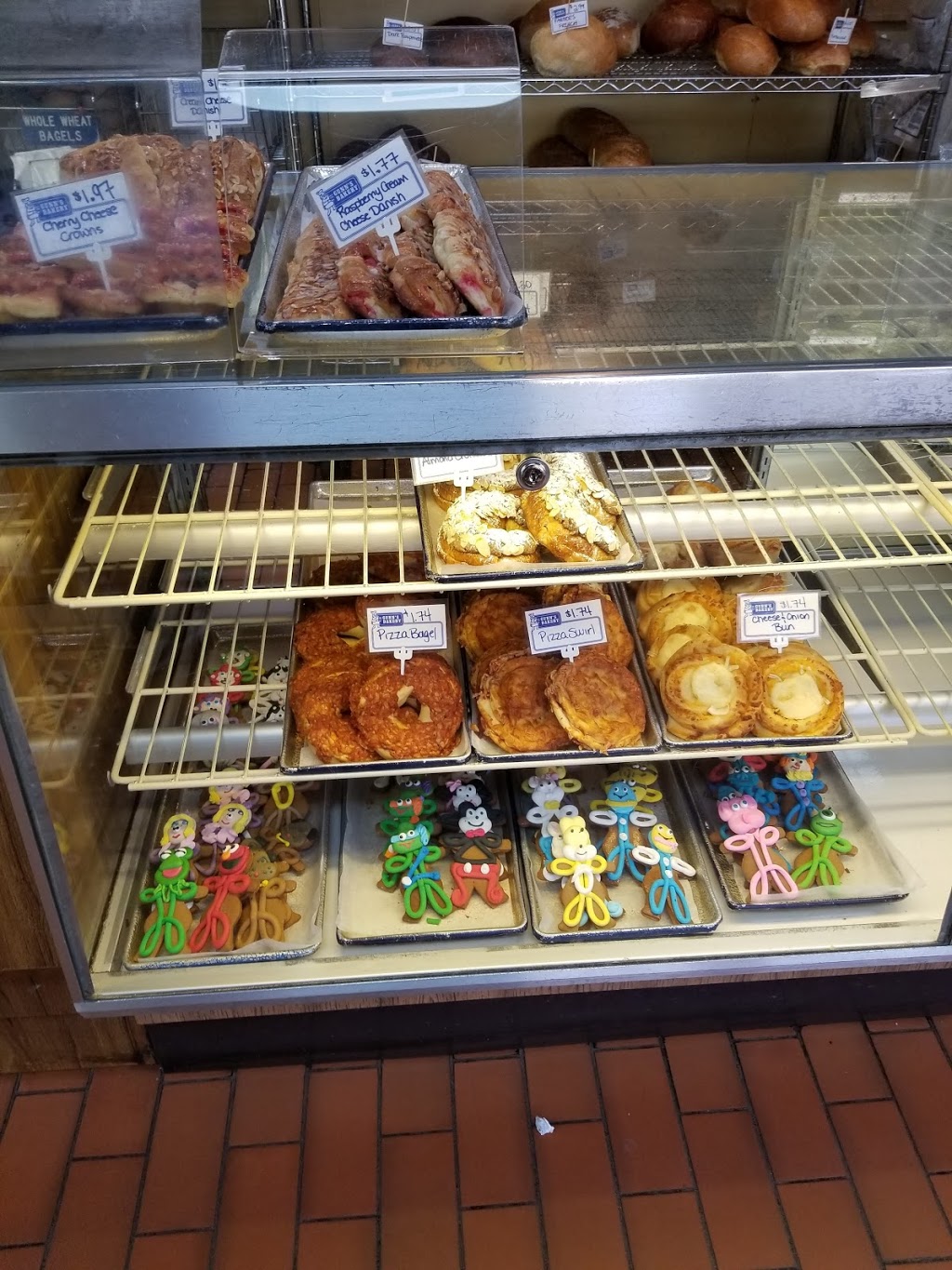 Gunns Bakery | 247 Selkirk Ave, Winnipeg, MB R2W 2L5, Canada | Phone: (204) 582-2364