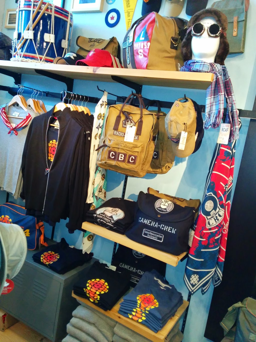 Boutique Red Canoe Montréal | 350 Rue Saint Paul Est, Montréal, QC H2Y 1H2, Canada | Phone: (514) 508-3617