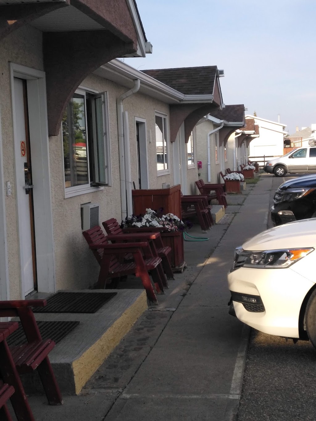 Red Coat Inn Motel | 359 24 St, Fort Macleod, AB T0L 0Z0, Canada | Phone: (403) 553-4434