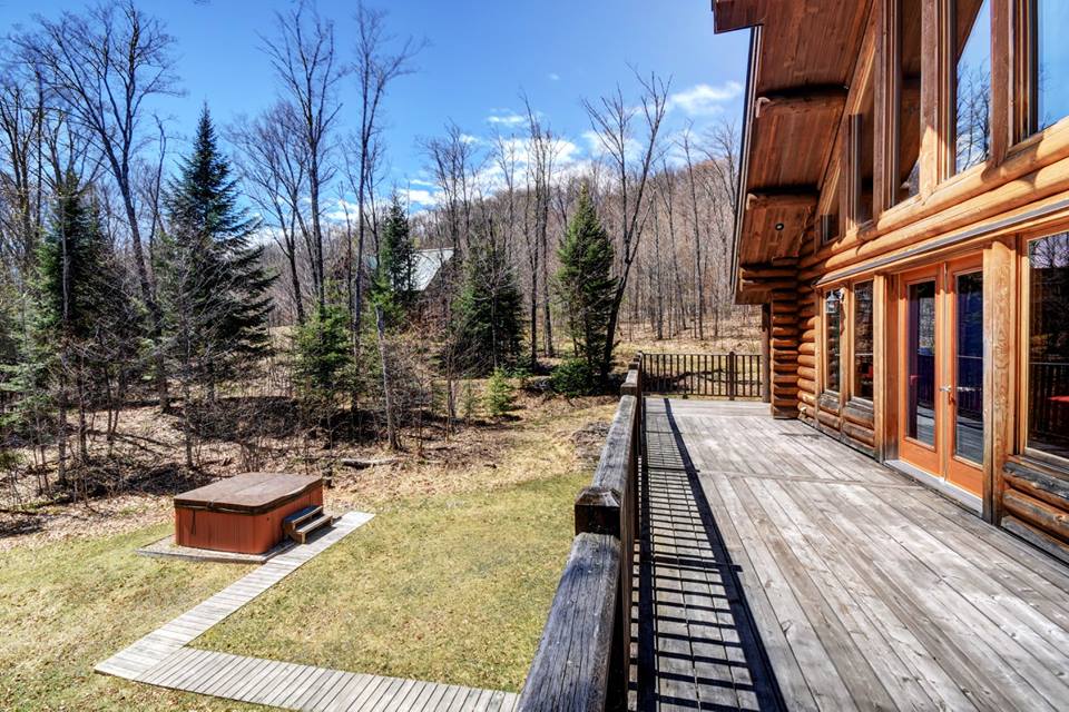 Chalet Huron | 520 Chemin des Pionniers, Labelle, QC J0T 1H0, Canada | Phone: (514) 545-4388