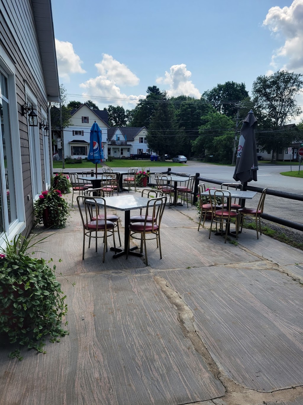 Rendezvous Family Restaurant | 765 Rue Dufferin, Stanstead, QC J0B 3E0, Canada | Phone: (819) 704-1100