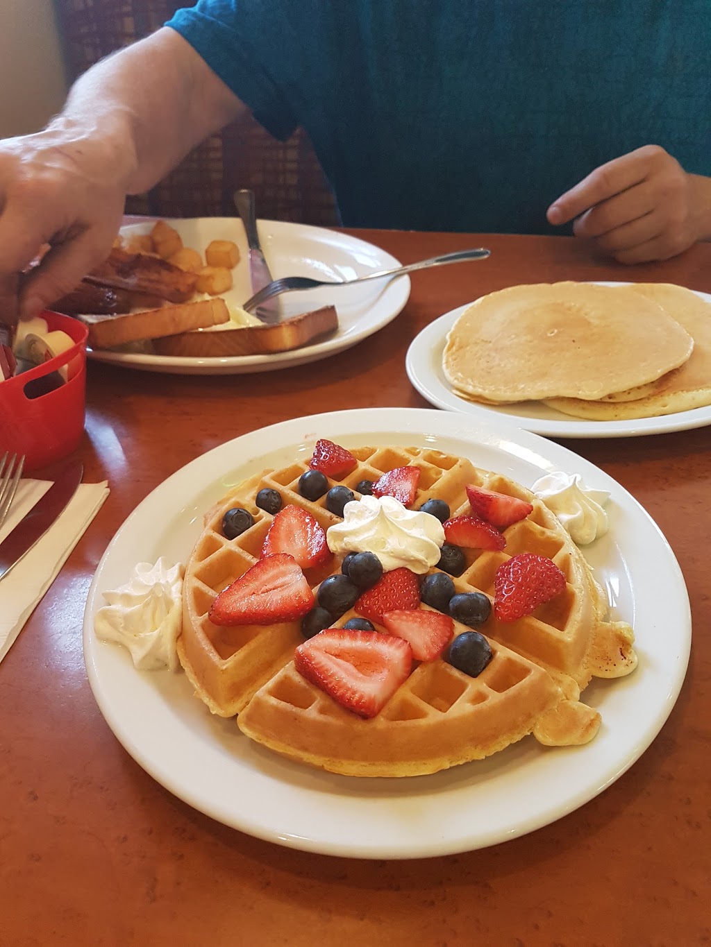 Angels Diner | 395 Ontario St, St. Catharines, ON L2N 4M8, Canada | Phone: (905) 938-9807
