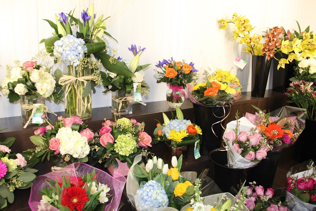 Alanas Flowers & Gifts | 1125 Bloor St Unit 13, Mississauga, ON L4Y 2N4, Canada | Phone: (905) 232-6363