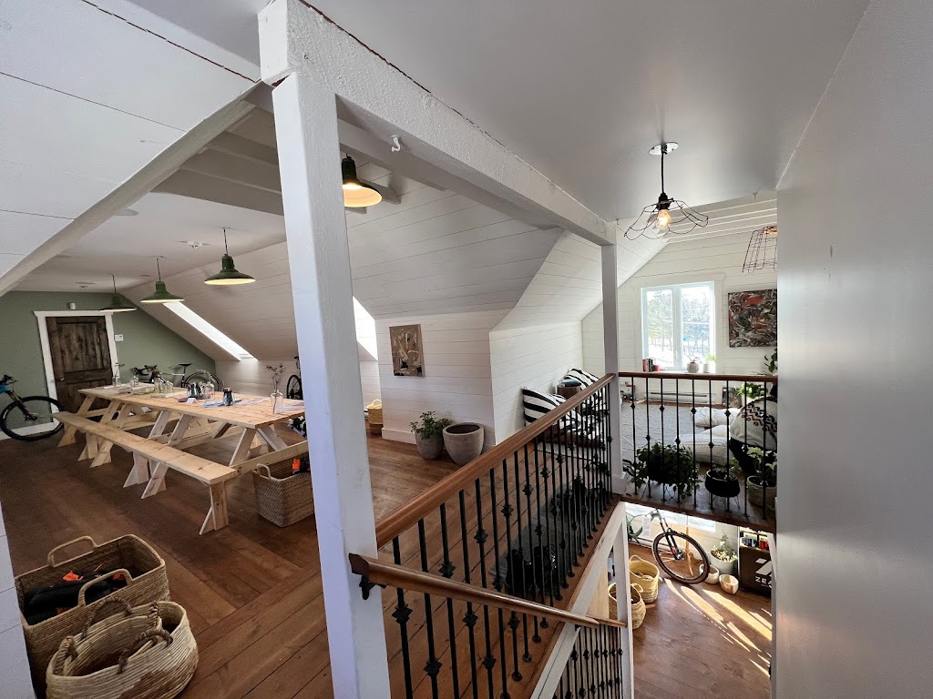 Bowen Café Boutique Buvette | 2387 Chem. du Parc, Orford, QC J1X 7A2, Canada | Phone: (514) 771-6175
